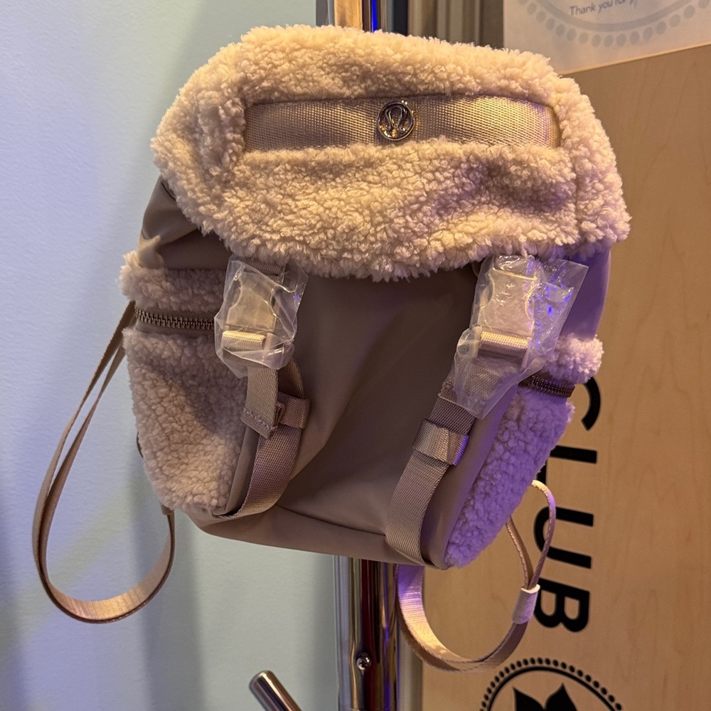 Lululemon Athletica wanderlust Mini 3L Beige Backpack Fleece - Picture 2 of 5